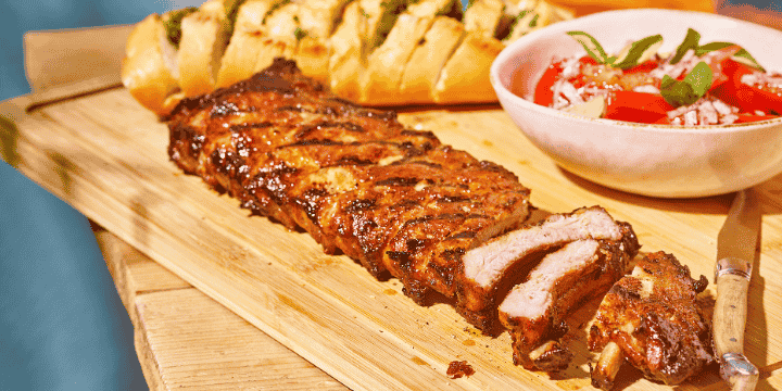 Spare ribs, salade de tomates et baguette aux herbes